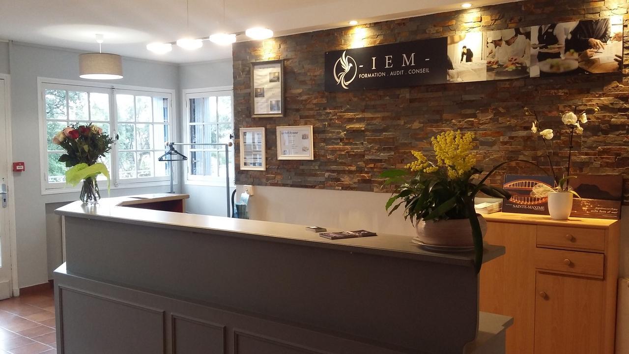 Hotel Restaurant Les 3 Chenes Fréjus Eksteriør billede