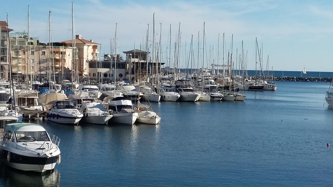 Hotel Restaurant Les 3 Chenes Fréjus Eksteriør billede