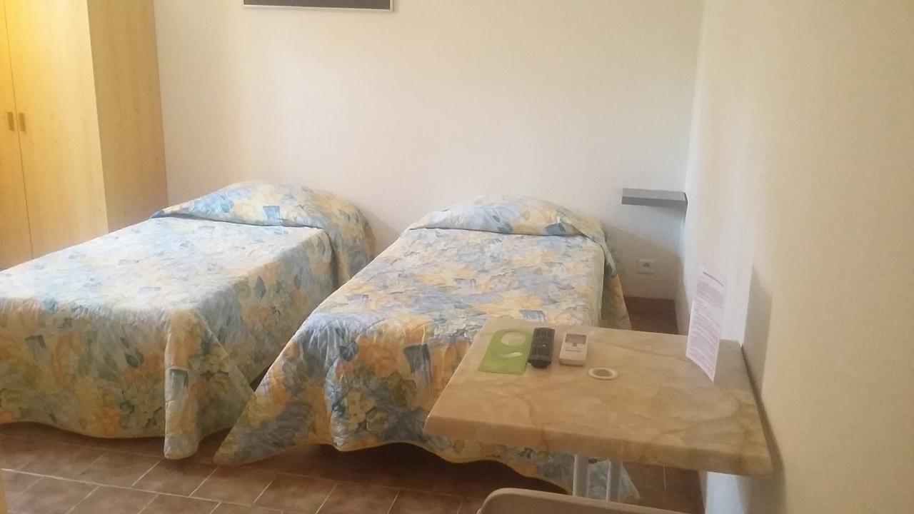 Hotel Restaurant Les 3 Chenes Fréjus Eksteriør billede